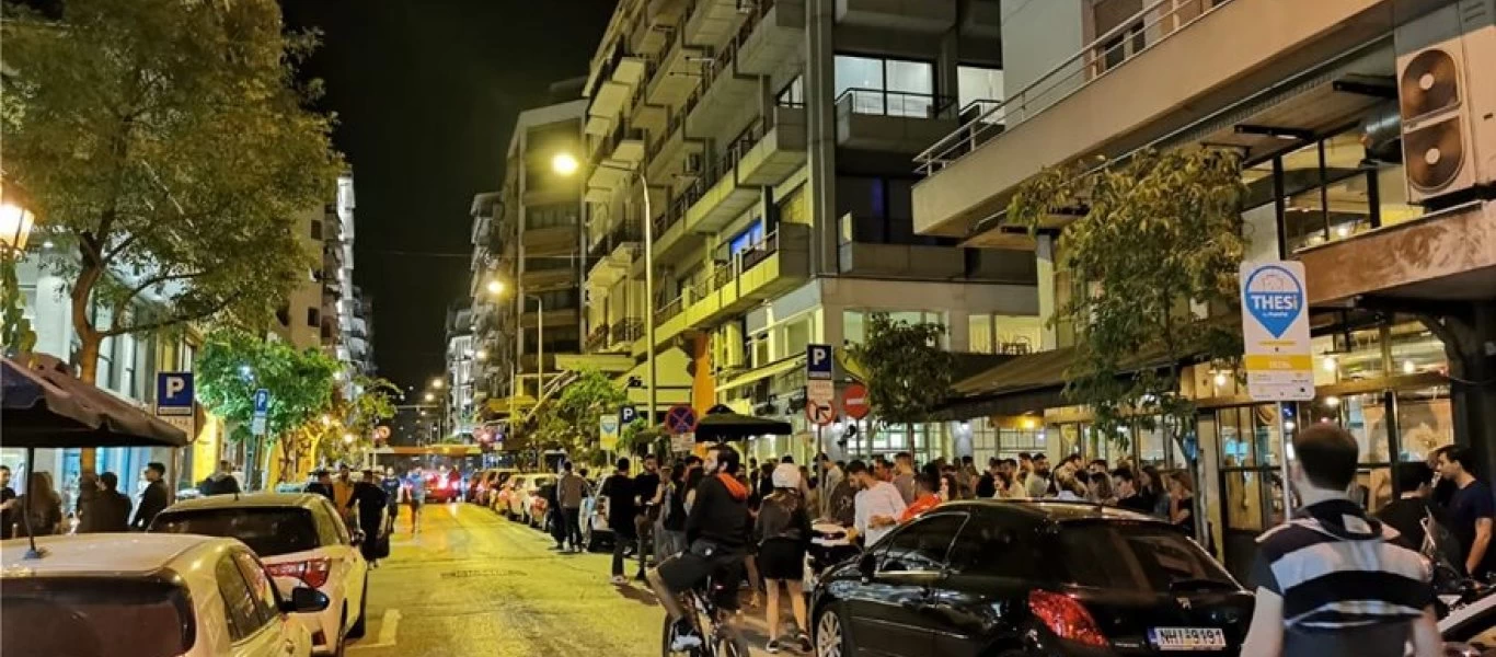 Θεσσαλονίκη: Εικόνες με δεκάδες πολίτες να πίνουν ποτά «στο χέρι»